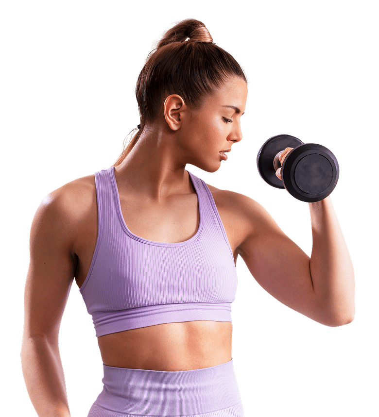 Femme athlétique en tenue violette soulevant un haltère. Elle effectue un curl biceps, concentrée sur son entraînement de musculation.