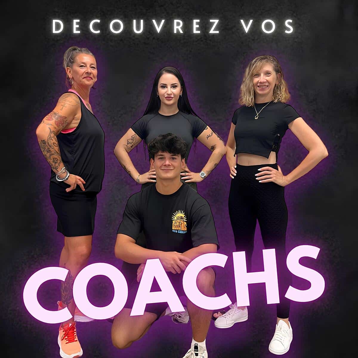 Trois femmes et un homme coaches souriants en tenue de sport. Texte visible : « DÉCOUVREZ VOS COACHS ». Expert en fitness et bien-être.