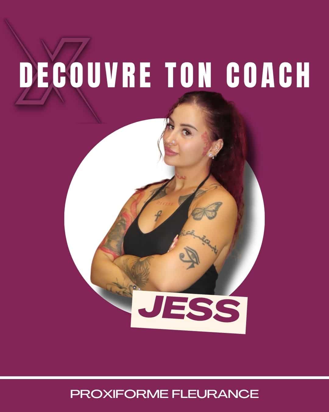 Jess, coach Proxiforme Fleurance, souriante et tatouée, pose. Texte promotionnel : DECOUVRE TON COACH et JESS.