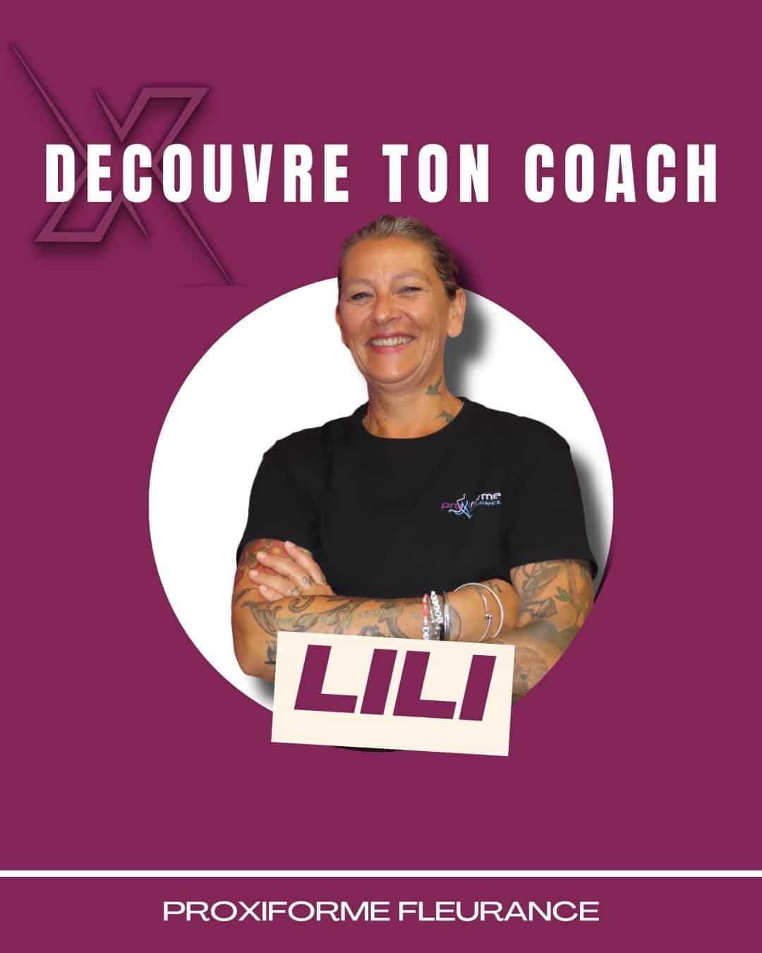 Coach Lili souriante, bras croisés, tatouée, sur fond violet. Textes: DECOUVRE TON COACH, LILI, PROXIFORME FLEURANCE.