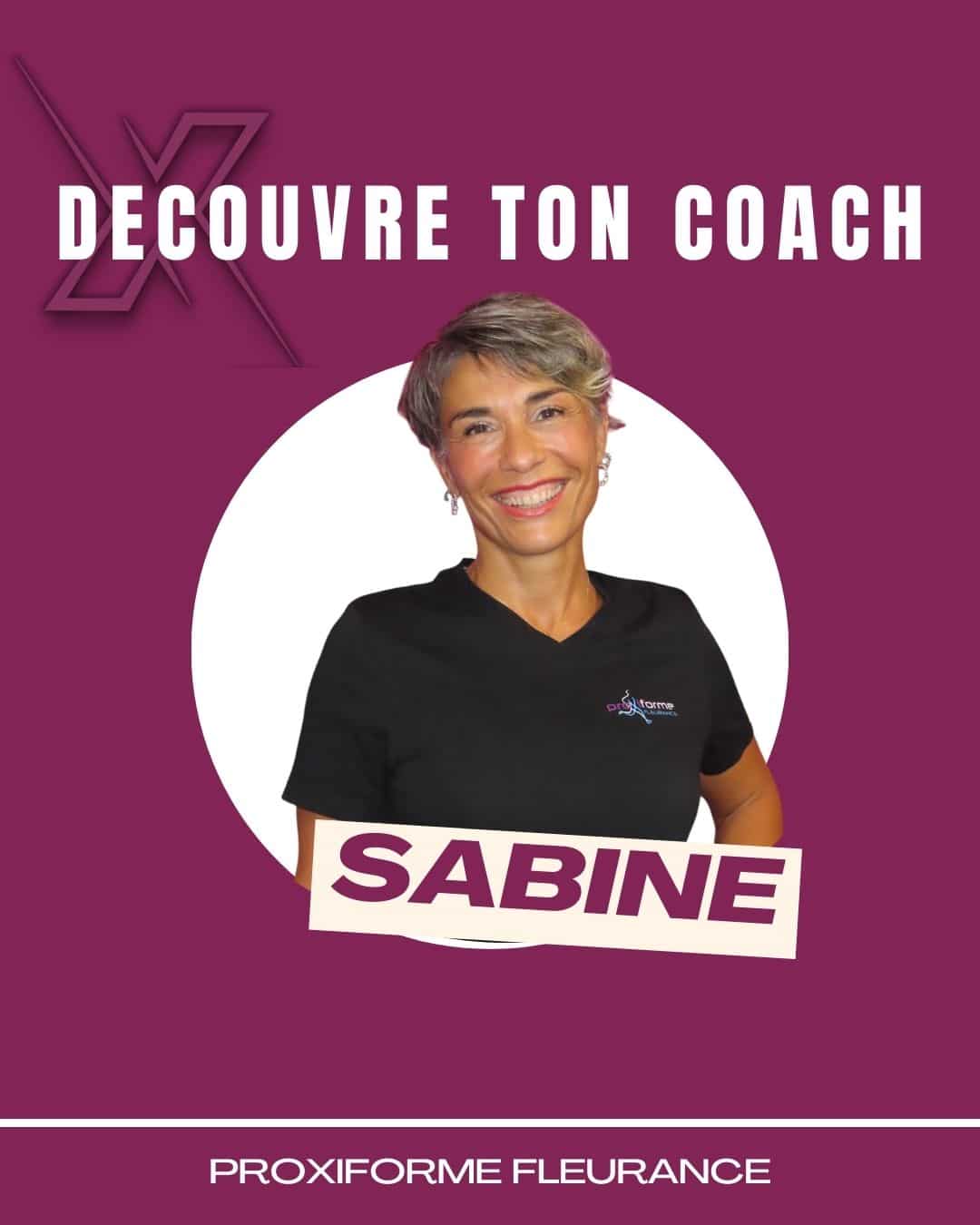 Sabine, coach ProxiForme Fleurance, sourit, cheveux courts gris. Texte: 'Découvre ton coach' et 'Sabine' sur une bannière.