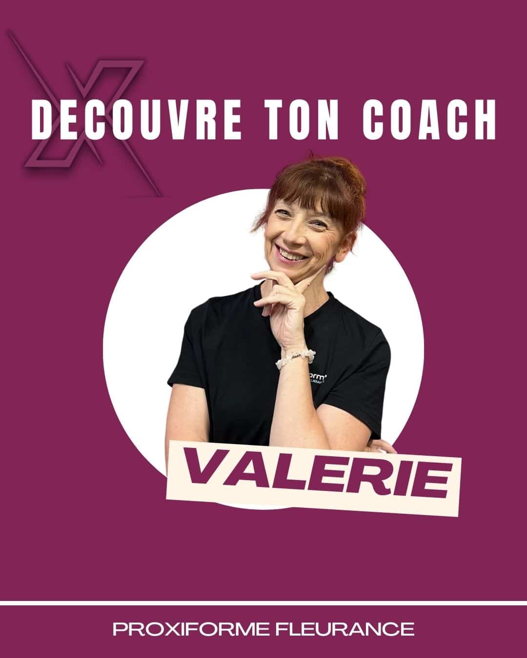Valérie, coach Proxiforme Fleurance, souriante, main sur le menton. Texte: DECOUVRE TON COACH VALERIE.